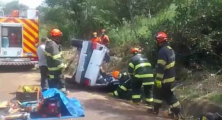 Vídeo | Homem fica preso às ferragens após capotamento na rodovia Abraão Assed