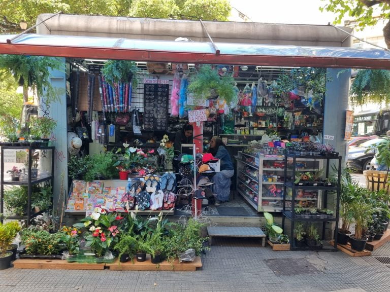 Tudo menos jornal: avanço tecnológico impulsiona criatividade de donos de bancas