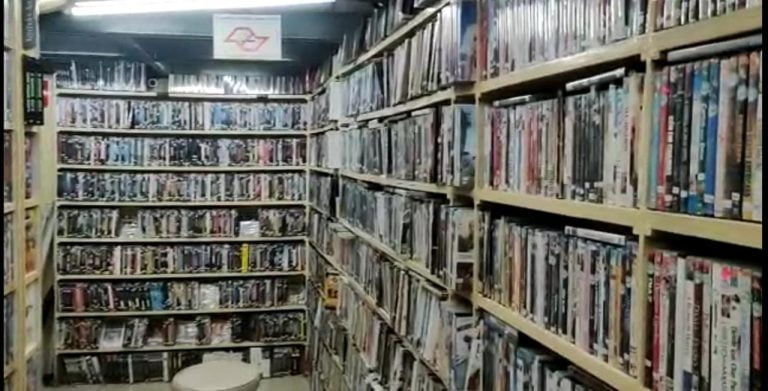 Por amor ao cinema, empresário mantém locadora de filmes no Copan, em São Paulo