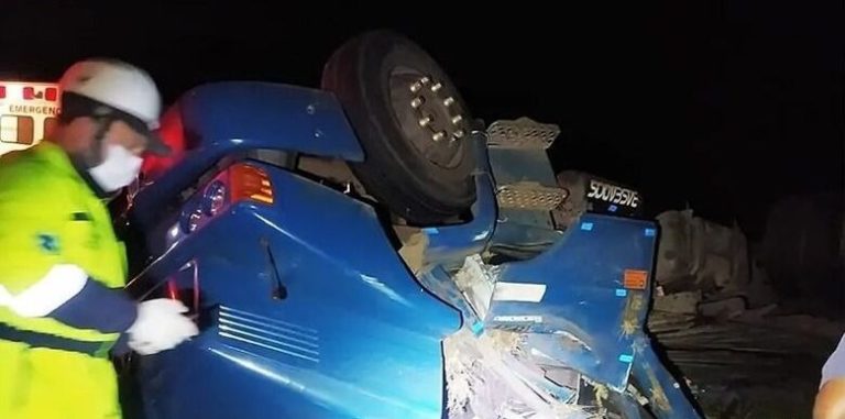 Após tombamento, motorista morre prensado por caminhão na rodovia Washington Luís