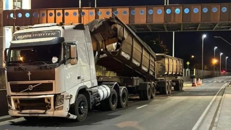 Caminhão atinge passarela da travessia de barcas entre Santos e Vicente de Carvalho
