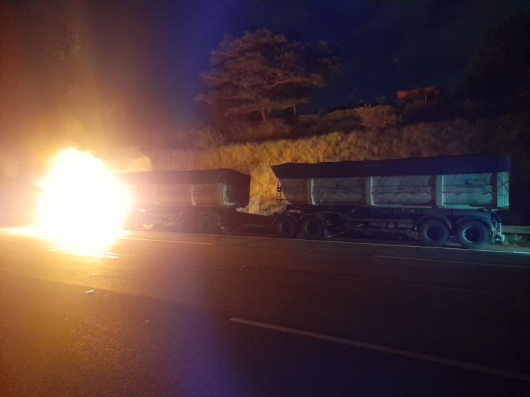 Carreta pega fogo na Rodovia dos Bandeirantes em Campinas