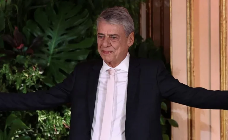 Chico Buarque recebe Prêmio Camões após quatro anos