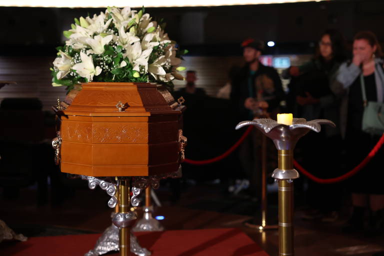 Adeus a Rita Lee: família e fãs se despedem da cantora em SP