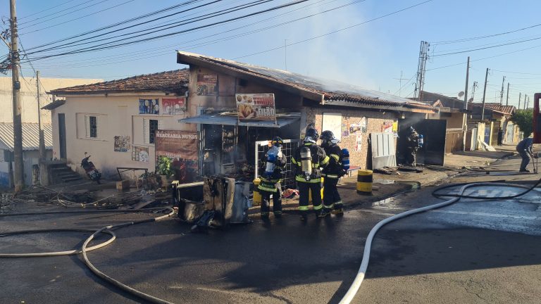 Homem ataca ex-companheira e coloca fogo em comércio