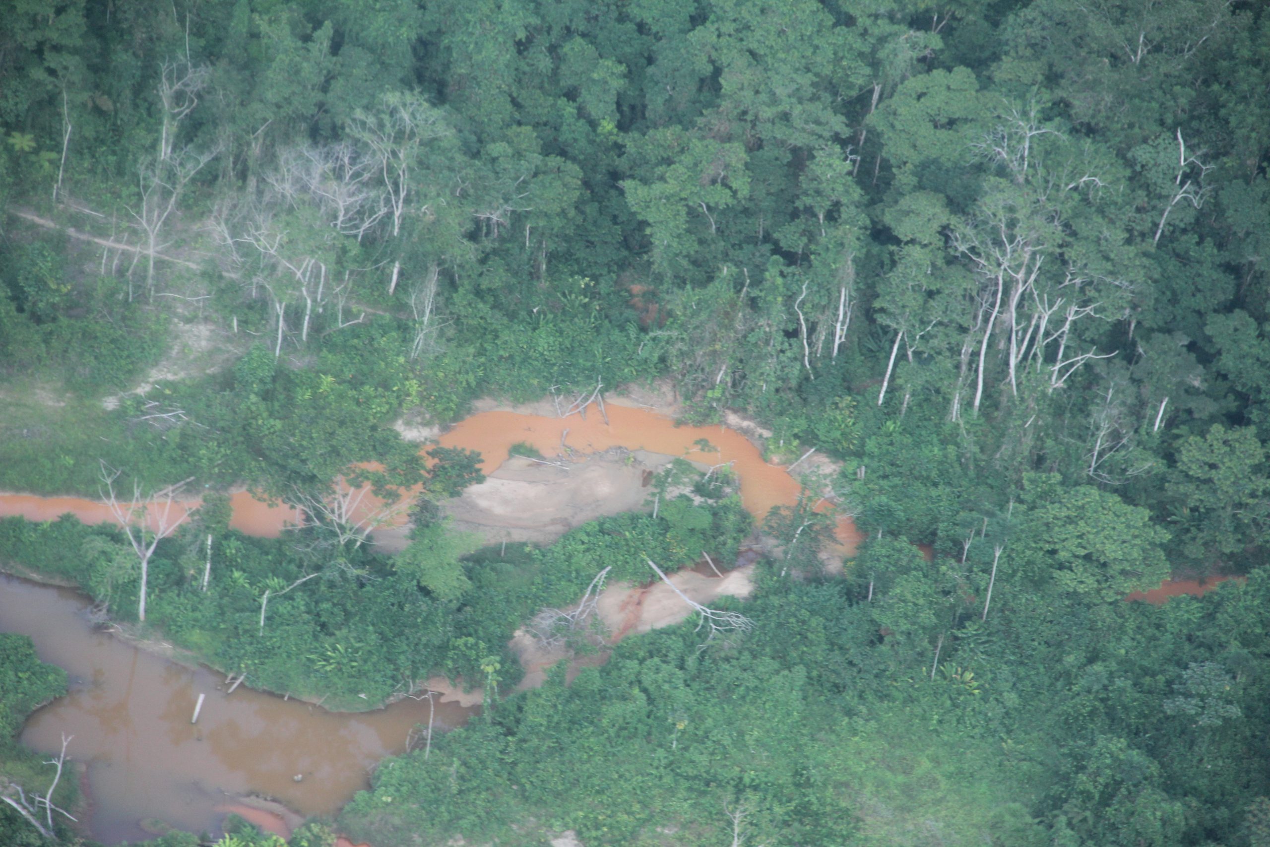 Acampamento de garimpeiros em terra firme na região de Homoxi, RR Acampamento de garimpeiros em terra firme na região de Homoxi, em Roraima, próximo ao local onde vive um grupo indígena yanomani | Foto: Leão Serva/Folhapress