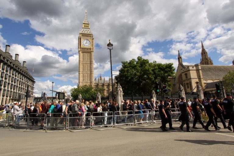 Heródoto: quanto foi gasto no enterro da Rainha Elizabeth II?