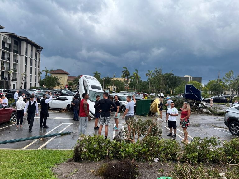 Visão de veículos parados em um estacionamento após um suposto tornado, em Palm Beach Gardens, Flórida, EUA, 29 de abril de 2023 nesta foto obtida nas redes sociais. Spencer Caesare/via REUTERS