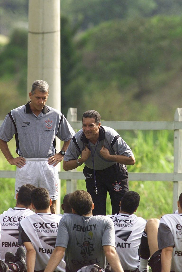 O técnico Wanderley Luxemburgo durante conversa de 35 minutos com o time, no campo do Park Hotel, onde o Corinthians está concentrado | Foto: Folhapress