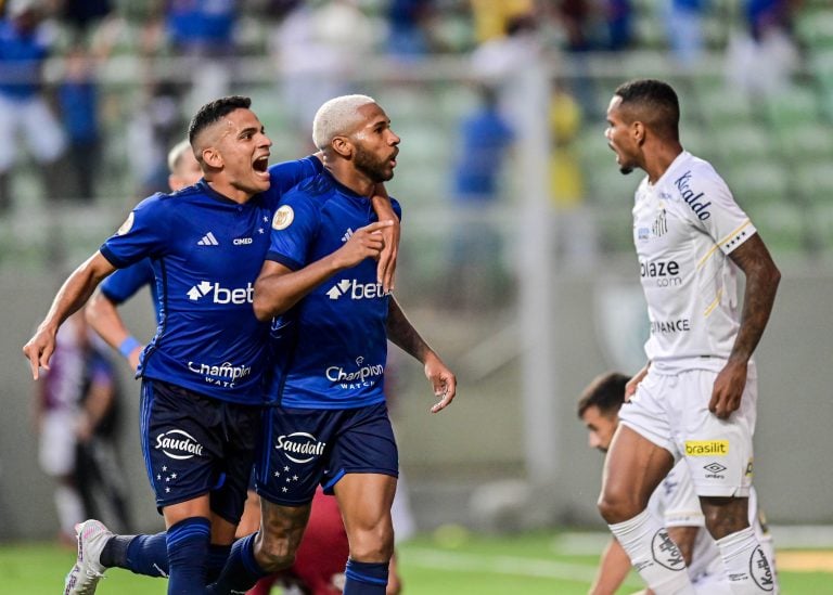 Wesley Ribeiro do Cruzeiro, comemora o seu segundo gol com Bruno Rodrigues durante a partida entre Cruzeiro e Santos, pela 4º rodada do Campeonato Brasileiro | Foto: Gledston Tavares/DiaEsportivo/Folhapress