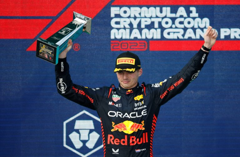 Verstappen comemora vitória no GP de Miami | Foto: REUTERS/Marco Bello