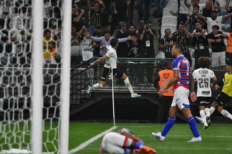 Lance durante partida entre Corinthians e Fortaleza, válida pelo Campeonato Brasileiro Série A, realizado na cidade de São Paulo | Foto: Rômulo Magalhães/Futura Press/Folhapress