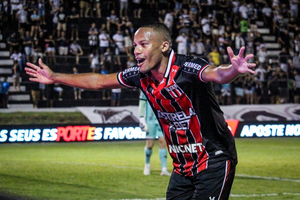Robinho comemora o gol