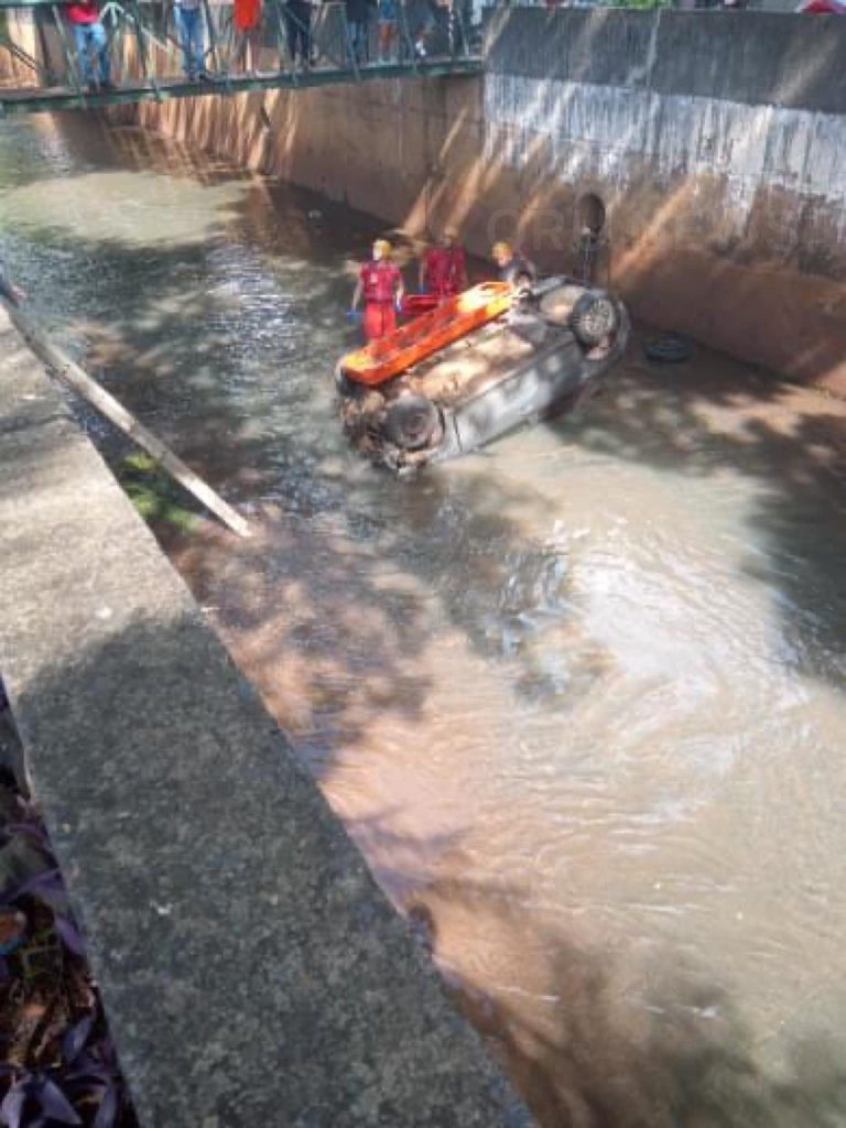 Acidente com carro no córrego Retiro Saudoso