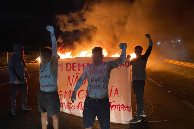 Manifestantes Indígenas fecham a Rodovia Zeferino Vaz