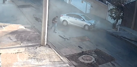 Em Várzea Paulista, adolescente pega carro do pai escondido e bate contra poste