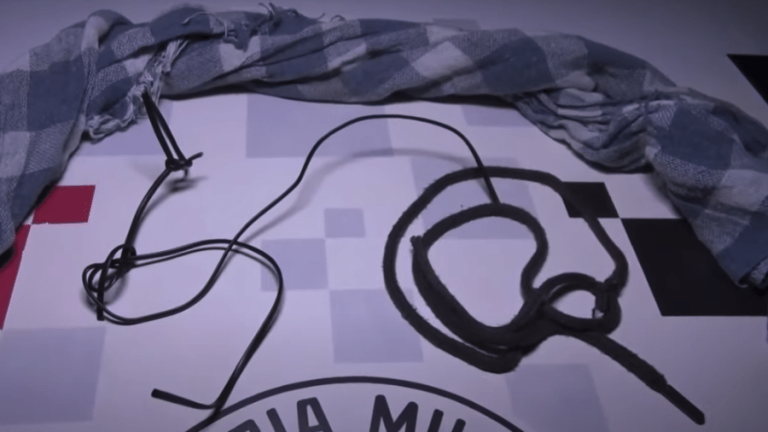 O padrasto utilizou fios elétricos, um cadarço e um pano de chão para amarrar a criança de seis anos (Reprodução/Polícia Civil)