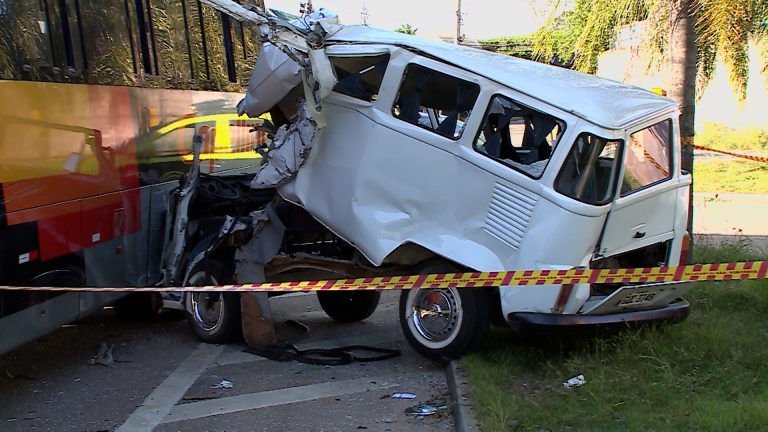 Homem fica preso nas ferragens e morre após bater contra um ônibus, em Jundiaí