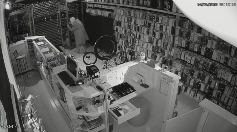 Prejuízo de R$ 20 mil: loja de celulares é invadida e furtada em Araras