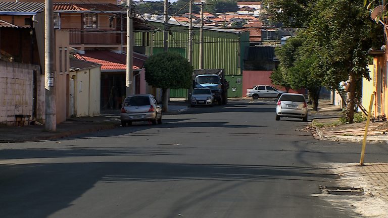 Homem faz família refém e esfaqueia a companheira, em Sumaré