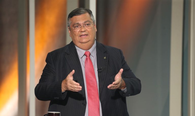 Dino diz que governo vai fechar os clubes de tiro ilegais