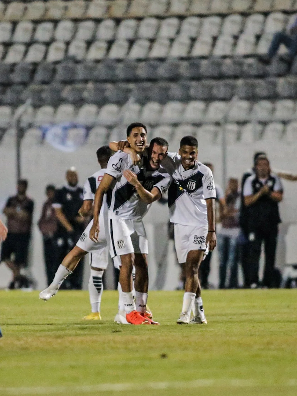 Cortinthians bate Santos e cola na ponta do Brasileiro feminino de