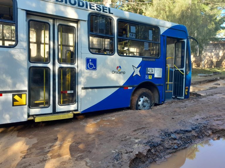 Galeria de água cede, ônibus afunda e três bairros ficam sem água em Campinas