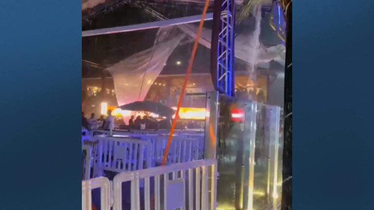 Estrutura de casa de eventos se desprende e show é cancelado, em São Vicente