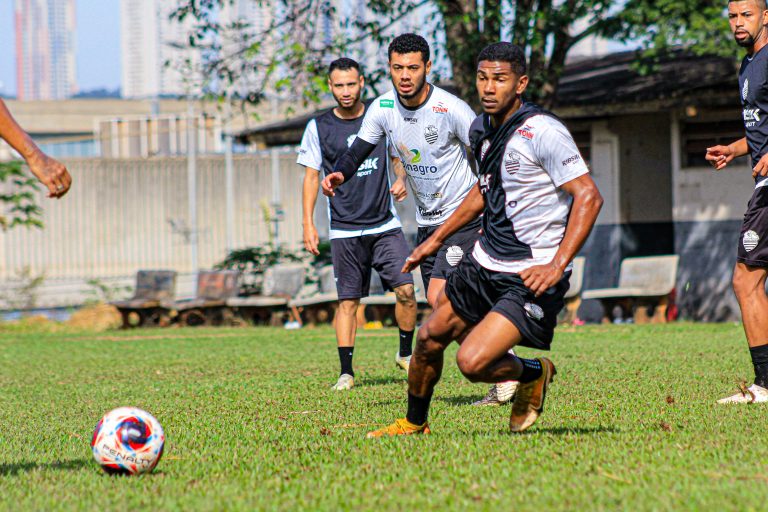 Comercial renova com três jogadores