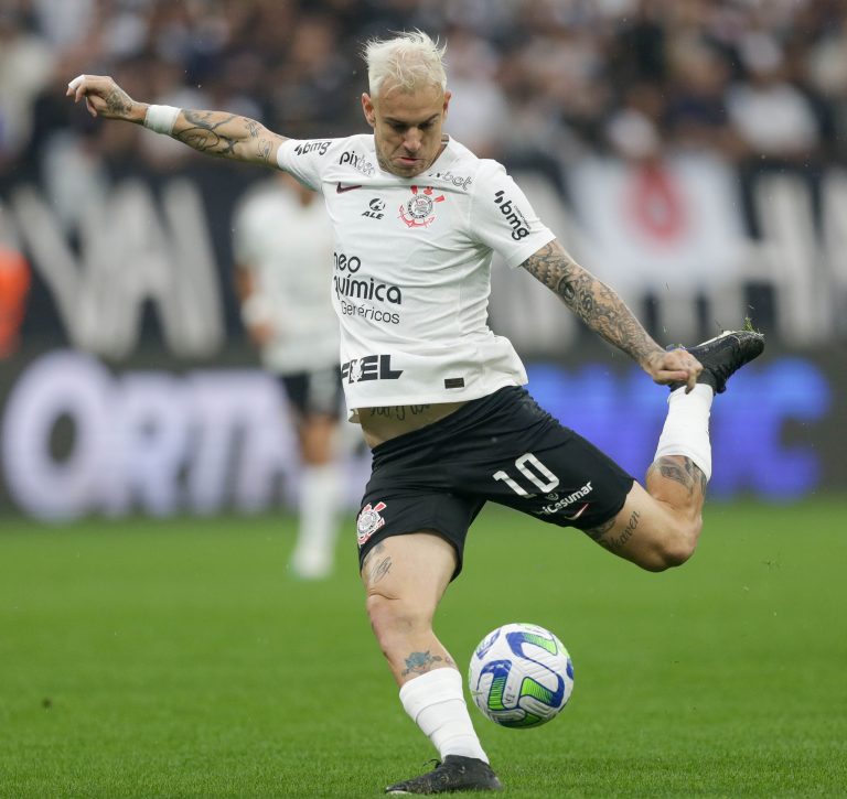 Corinthians bate Flu e vence a primeira com Luxemburgo