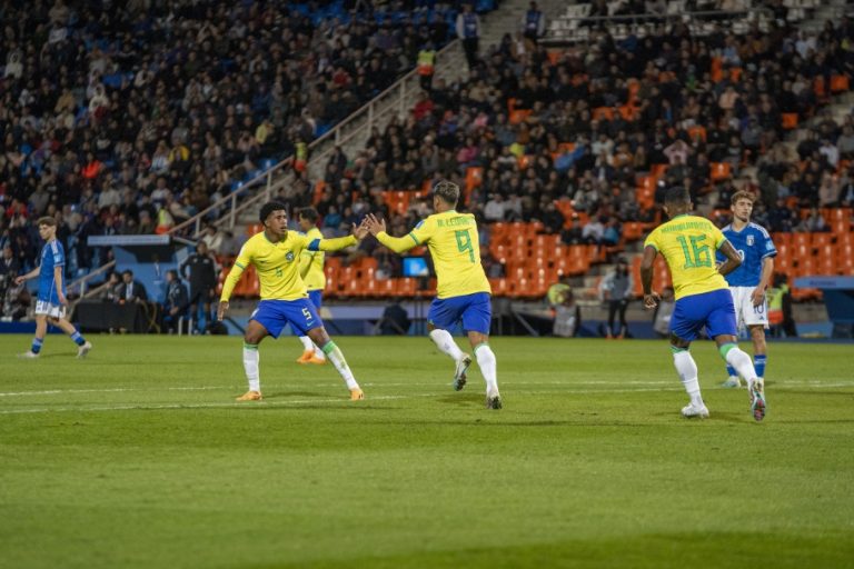 Marcos Leonardo faz dois, mas Brasil perde estreia no Mundial Sub-20