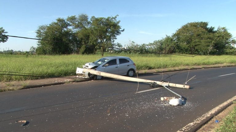 Motorista fica ferida após acidente envolvendo poste na zona Leste