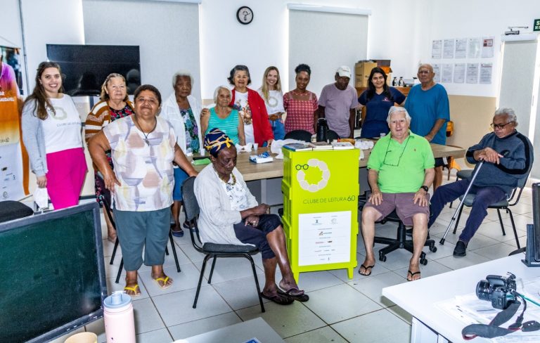 Observatório do Livro entrega dez minibibliotecas em instituições para pessoas idosas
