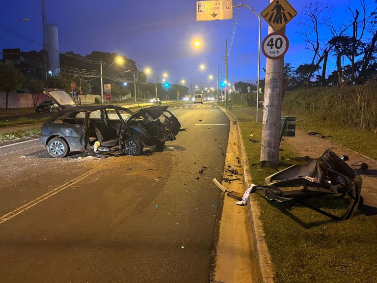 Após furto, veículo fica destruído em acidente envolvendo poste em RP