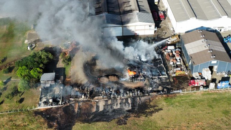 Incêndio destrói parte de fábrica de perfumes em Saltinho