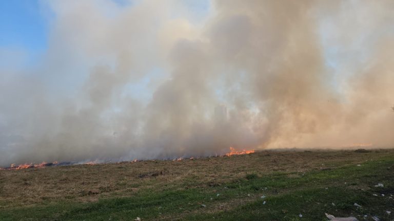 Incêndio na Vila Piza em Limeira chama atenção por grande quantidade de fumaça