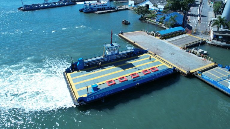 Balsa da travessia entre Santos e Guarujá é reformada e entregue
