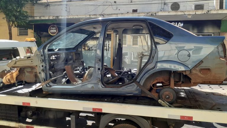 Carro furtado, foi encontrado depenado na zona leste de Ribeirão