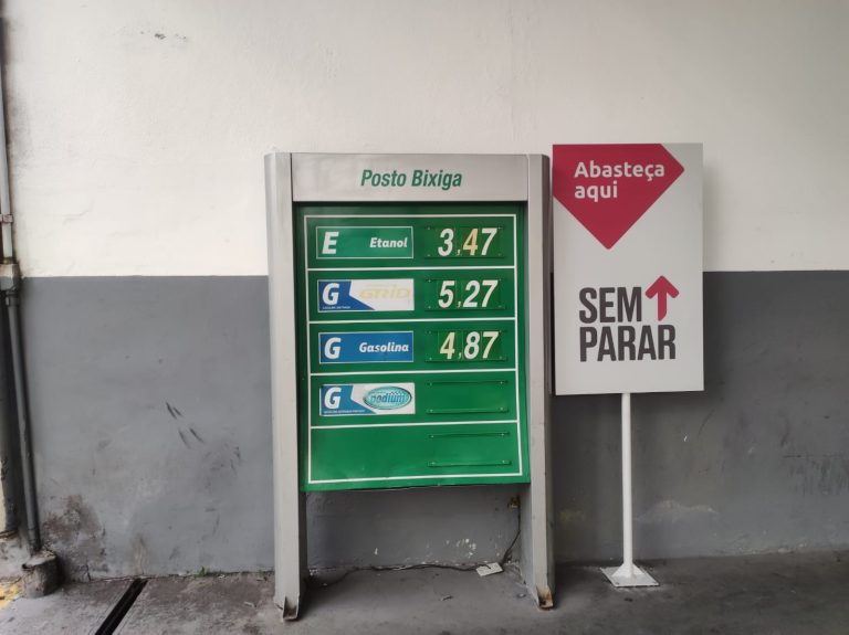 Após anúncio de redução pela Petrobras, preço médio do litro da gasolina cai em São Paulo