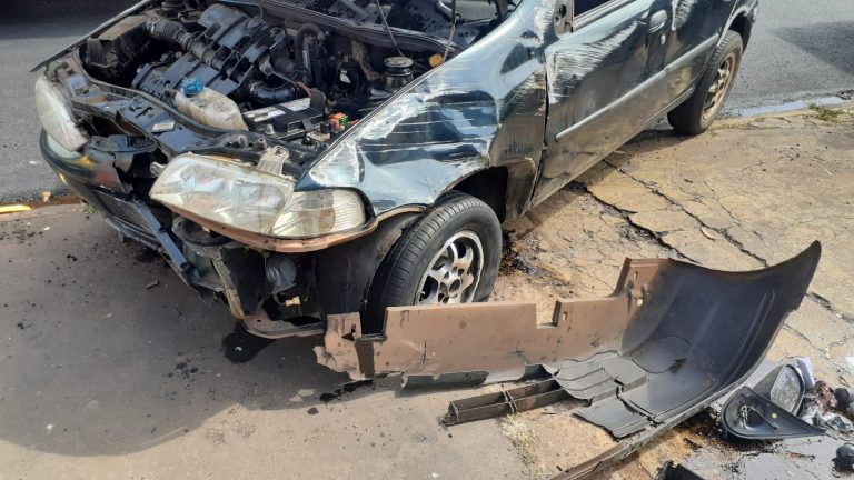 Pneu estoura, carro capota e três veículos são atingidos em RP