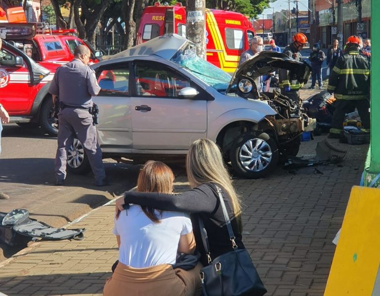 Acidente grave entre carro e moto deixa feridos no Centro