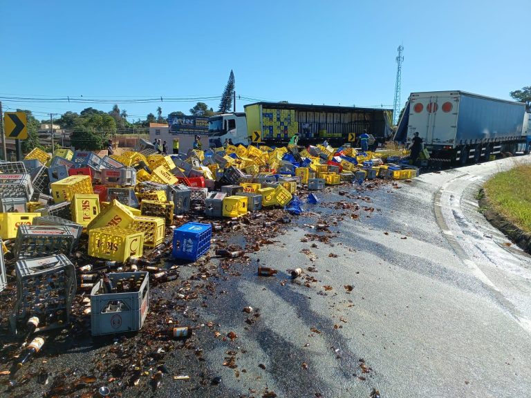 Caminhão de cerveja tomba e interdita rodovia em Jaguariúna