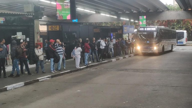 Ônibus paralisam e Prefeitura suspende rodízio em SP