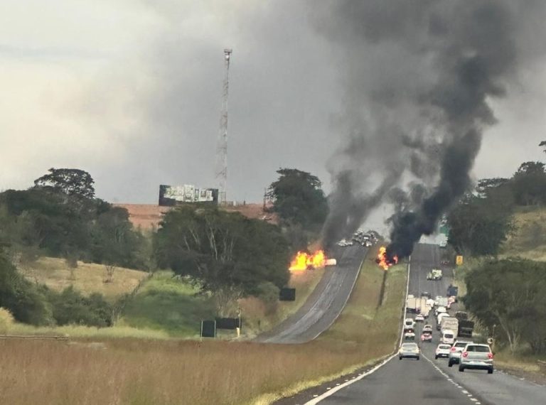 Vídeo | Caminhão carregado com combustível pega fogo após tombamento na região