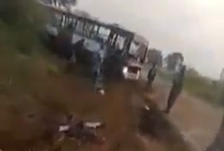 Uma pessoa morre e quatro ficam feridas em acidente envolvendo ônibus na região