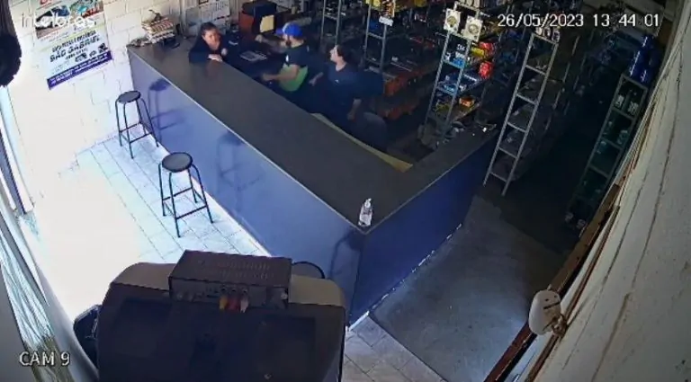 Vídeo | Mulher é agredida com socos e chutes pelo ex-marido em discussão por pensão do filho