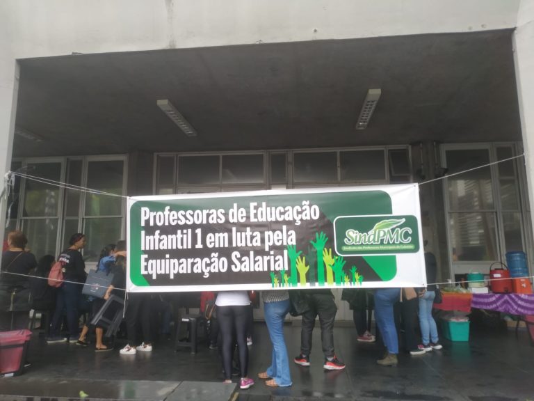 Educadores entram em greve, por falta de acordo, em Cubatão