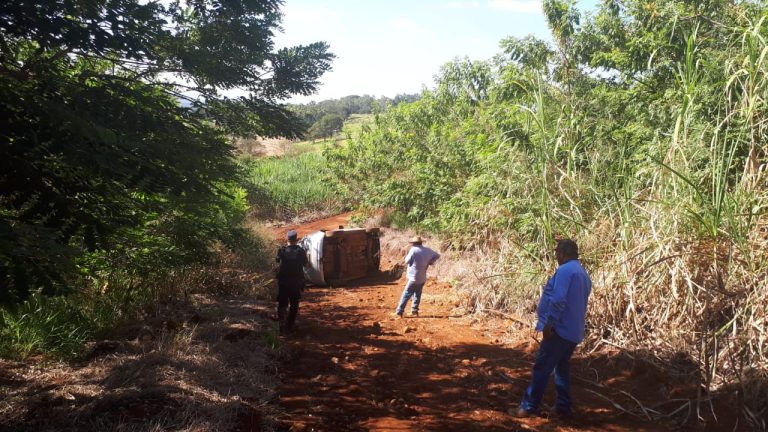 Polícia encontra carro capotado e motorista esmagado