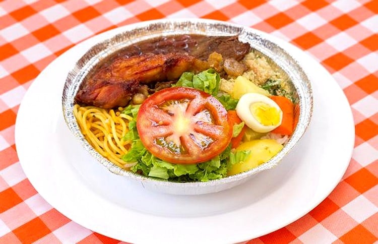 Pessoas em situação de rua passam mal após comer marmitas doadas