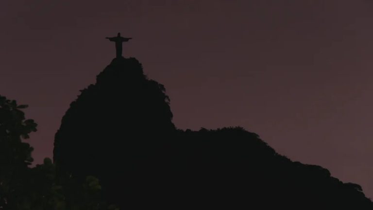 Cristo Redentor apaga as luzes em solidariedade a Vinicius Jr